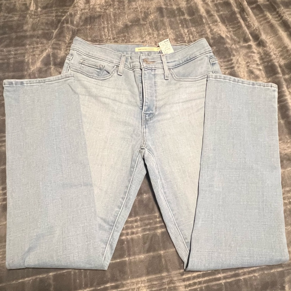Woman Levi’s straight leg